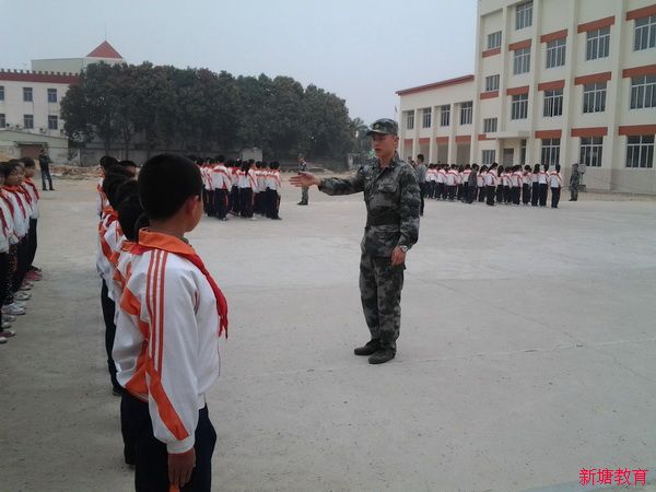 73315部队四名教官到沙塘中心小学对学生进行队形队列集训
