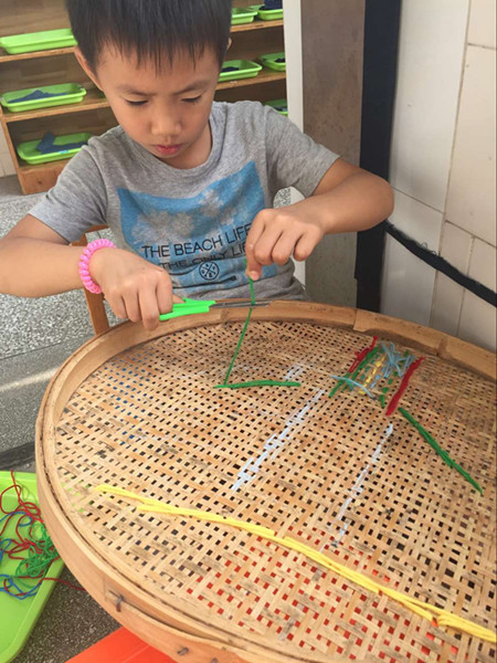 沙塘中心幼儿园：走进好玩的区域活动——记我园开展大段模拟社区特色资源“牛仔服装加工厂”观摩研讨活动