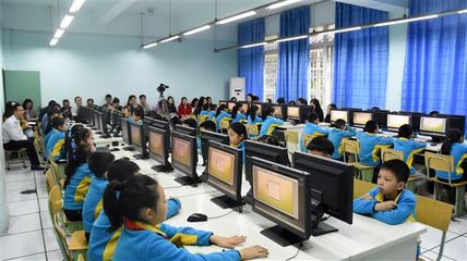 聚焦核心素养,理解课程体系--双流区小学信息技术教研活动在我校举行