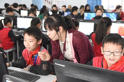 中小学信息技术教师互动教学下的信息技术课研讨